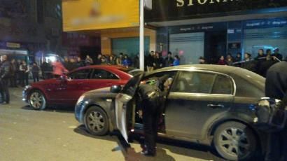 一奔腾车刮擦红色奔驰车 车主疑因惊吓猝死