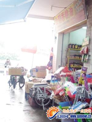 塔埔市场内的粮油店销售这些油