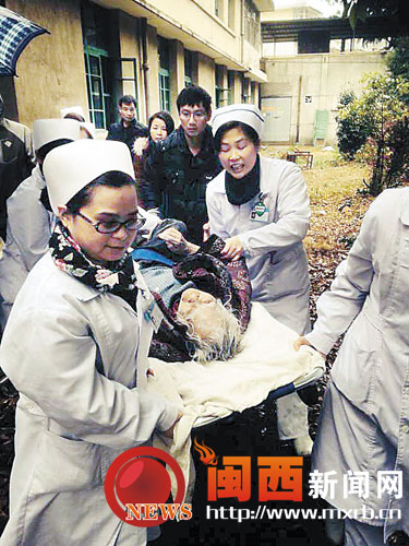 11日下午，三院医护人员把老人抬离水沟。
