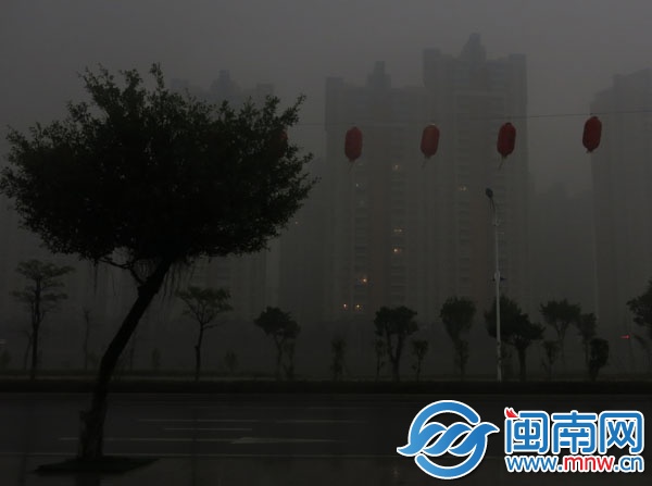 昨日下午3时34分，近乎黑夜，泉州东海一小区，居民 
