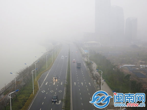 昨日下午3时30分，沿海大通道晋江大桥附近，前方马 