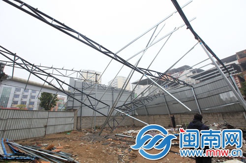 违建铁皮屋昨日被强制拆除