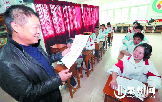 安海中学学子们在伍耿怀老师的指导下猜灯谜