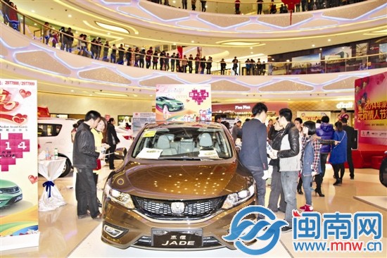 万达车展吸引众多市民前来