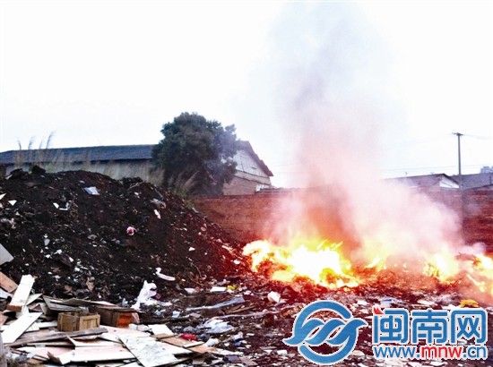 原本2米高的垃圾已经快烧尽
