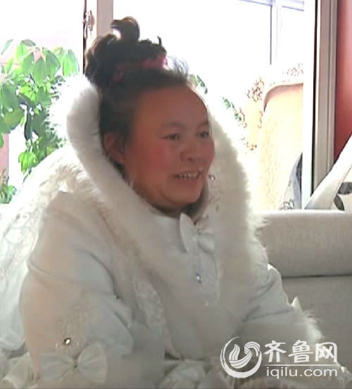 女子痴迷婚纱10年不脱下