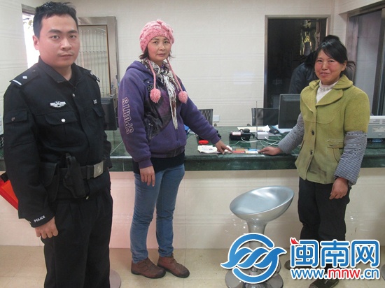 张女士(右)将身份证和银行卡归还文某兰(中)