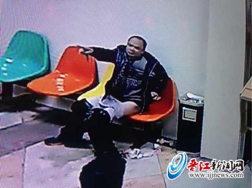 晋江一男子喝醉酒在接警大厅大小便