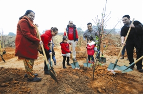 外国友人参加植树成为今年石狮全民义务植树节一大亮点