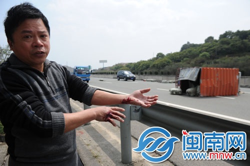 货车多次翻转后横在路中央