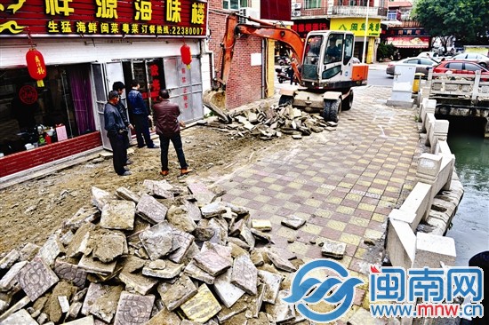 水泥砖路面被挖起，将改铺石板材路面