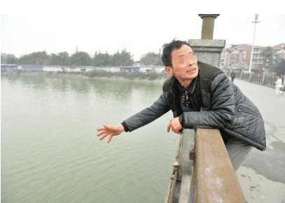 成都现挥尸要价：尸体被绑桥墩 见红包才上岸