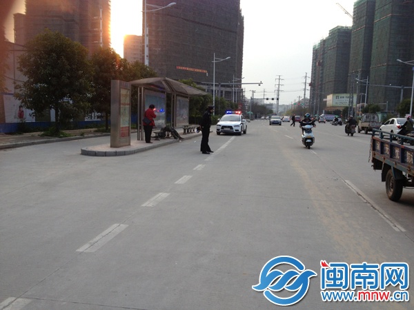 一名男子突然倒毙在站台坐椅上