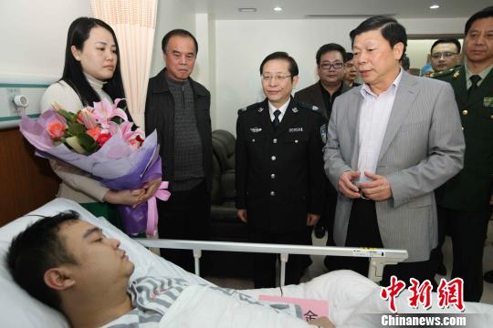 广西边防民警“两会”安保路查遭袭