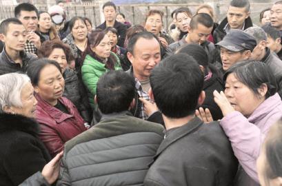 再现挟尸要价