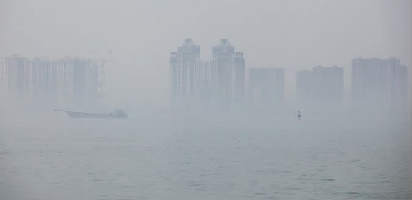 建筑隐藏在雾中,好像海市蜃楼