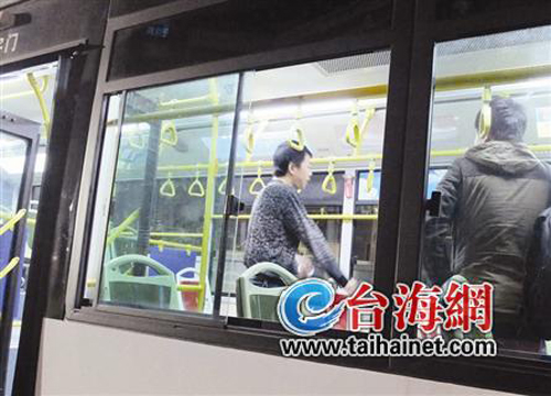 公交司机载孕妇直奔医院续