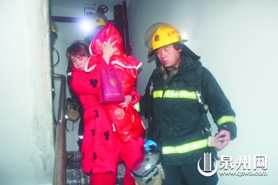 母亲抱宝宝脱险