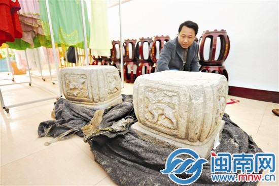 两个方形石柱四面雕刻着麒麟等神兽图案