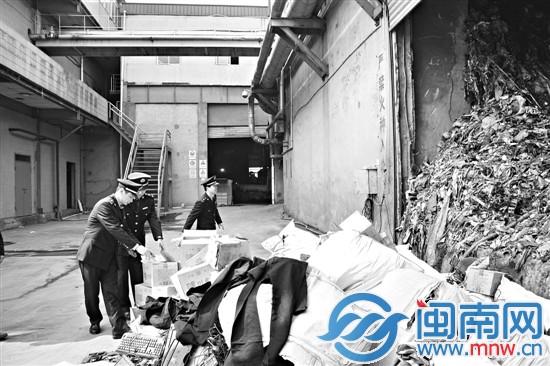 工商人员对伪劣商品进行集中销毁
