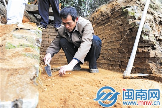 考古工作人员在清理墓地