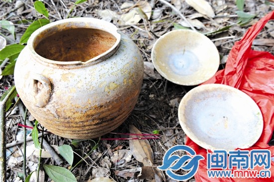 在潘山另一个墓葬发现的双系罐（左）和玉碧足碗