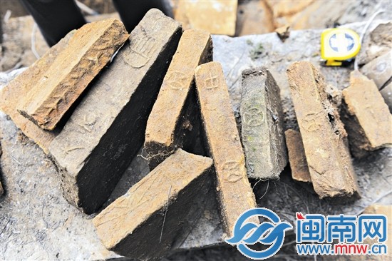 从墓室挖出的砖有很多种图案：叶脉纹、篦梳纹、铜钱纹