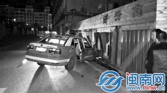 出租车撞向店铺（警方供图）