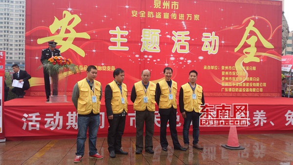 佩戴职业上岗证的专业锁匠