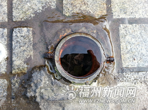 一消火栓被锯断，还在不断冒水