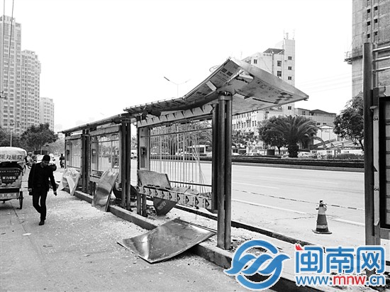路过的市民小心翼翼地绕开碎玻璃