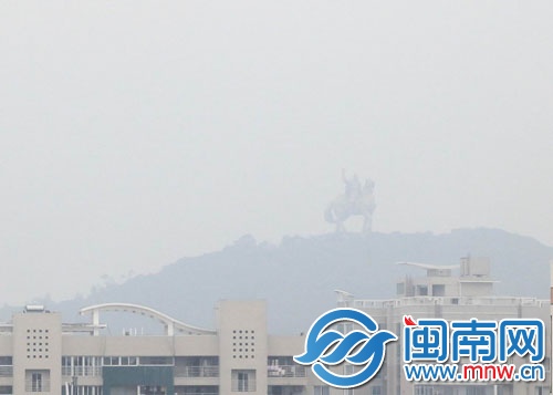 远眺市区大坪山郑成功雕像若隐若现