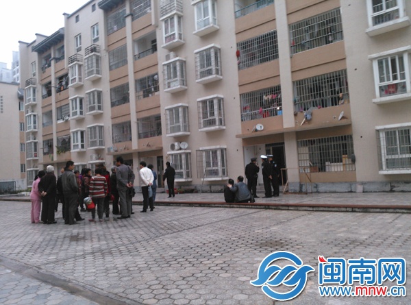 死者家人伤心得坐在地上痛哭，这出悲剧让邻居们唏嘘不已