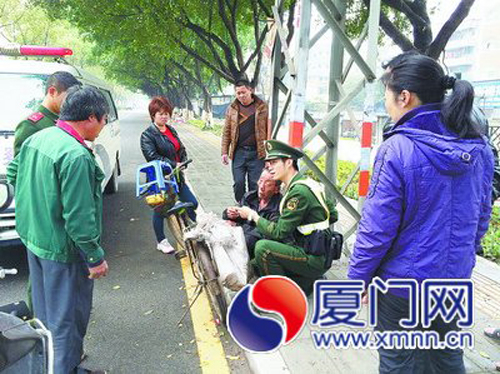 6旬老人骑车雾中摔倒