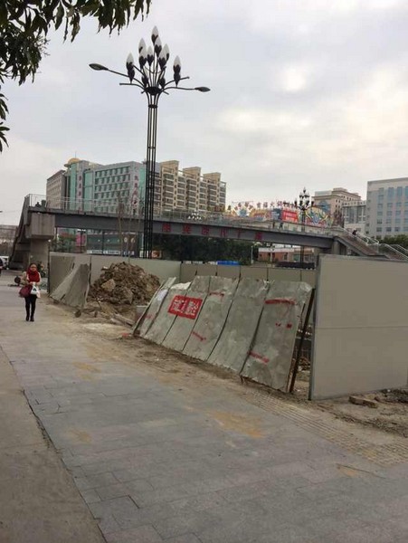 阳光时代广场天桥下路面有大坑 市民担心掉“陷阱”