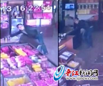 监控内老小偷“一唱一和”偷盗