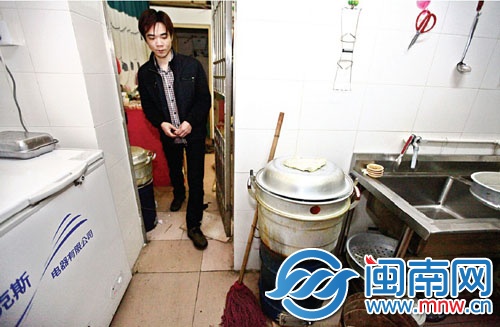小吃店一分为三，中间的厨房和最里面的卧室，各放着 