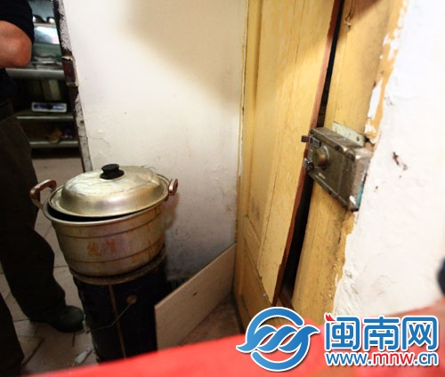 叶先生等人踹开小吃店的后门，救了店主一家
