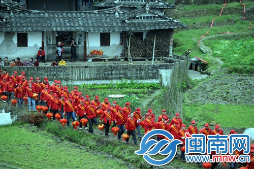 进香巡境队伍走过古旧民房，让山村倍添喜庆