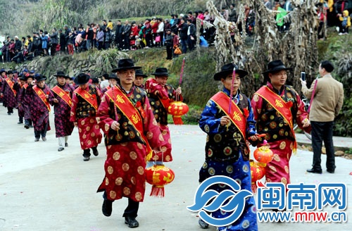村民们穿着古装巡境