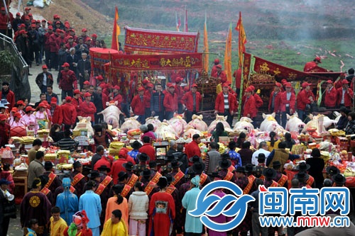 巡境队伍在每个村分会场祭拜