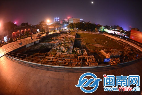 妇女们在跳广场舞，老人在遗址平台上聊天，流浪者夜 