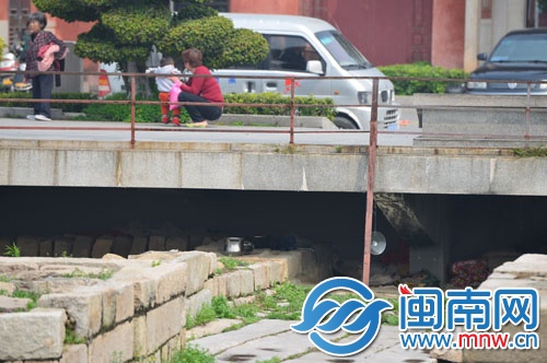 流浪者吃住都在遗址观光平台下，桥下仍存放着生活用品