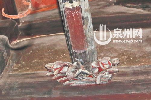 大厝横梁上有细致的雕花、梁柱上彩色的图案依稀可见