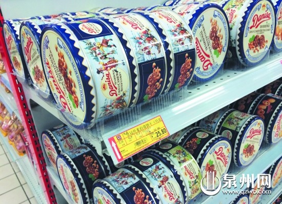 皇冠丹麦曲奇饼干仍摆在商场进口食品专区上