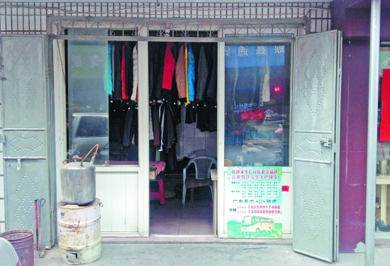 霞淮社区一家干洗店设备简陋