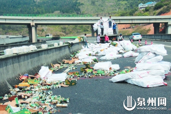 高速路面一片狼藉