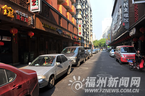 双抛桥二里路两旁停满了机动车