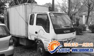 小树从“僵尸车”中间伸出枝丫