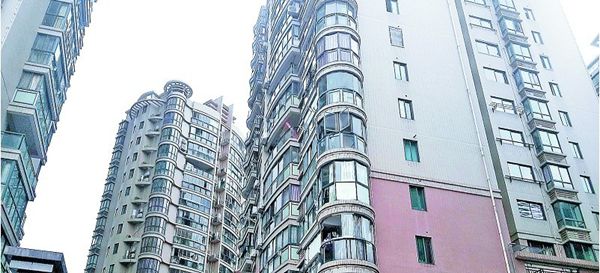 　美观、明亮的阳台飘窗内，许多住户都私自拆除了防 